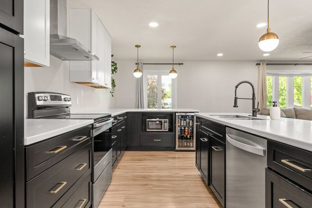 1640 Queens Drive, Bettendorf, IA 52722