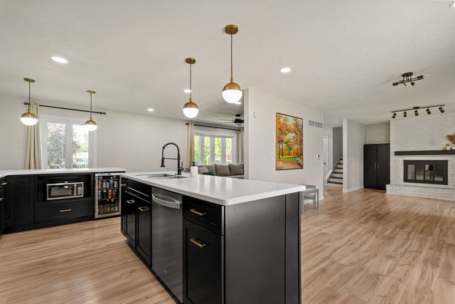 1640 Queens Drive, Bettendorf, IA 52722
