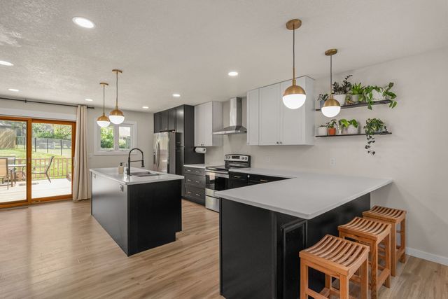 1640 Queens Drive, Bettendorf, IA 52722