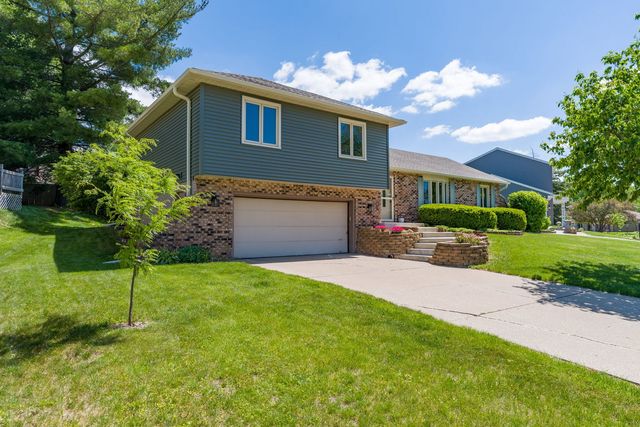 1640 Queens Drive, Bettendorf, IA 52722