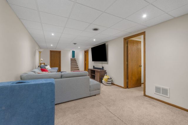 1640 Queens Drive, Bettendorf, IA 52722