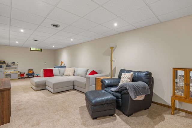 1640 Queens Drive, Bettendorf, IA 52722
