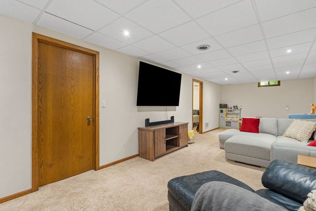 1640 Queens Drive, Bettendorf, IA 52722
