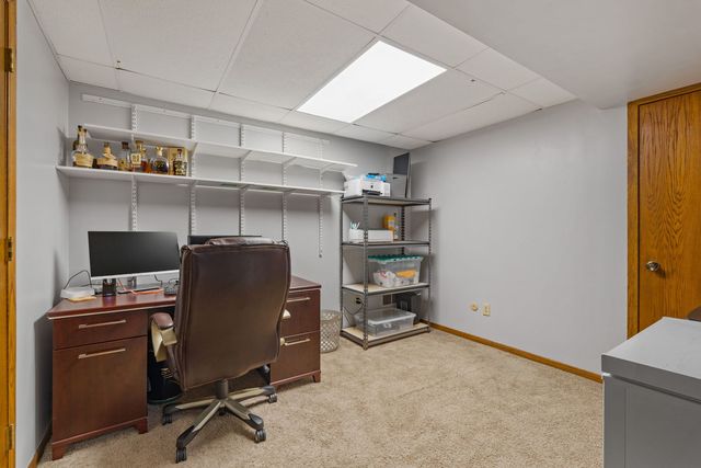 1640 Queens Drive, Bettendorf, IA 52722