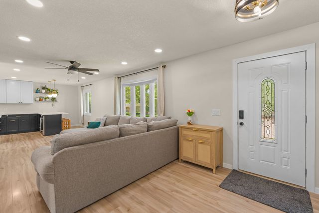 1640 Queens Drive, Bettendorf, IA 52722