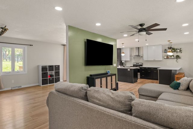 1640 Queens Drive, Bettendorf, IA 52722