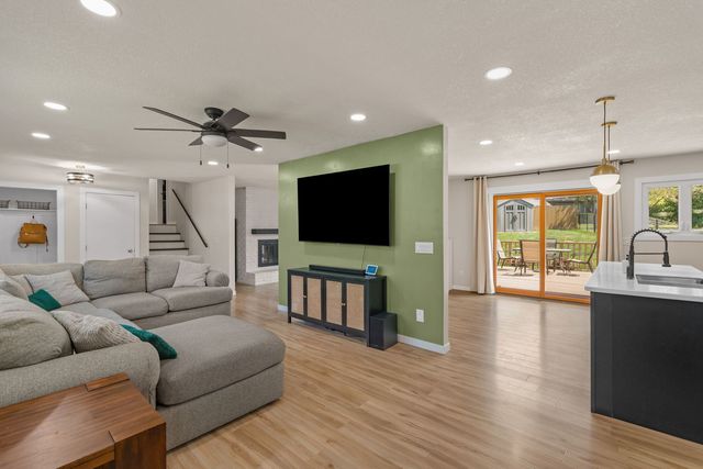 1640 Queens Drive, Bettendorf, IA 52722