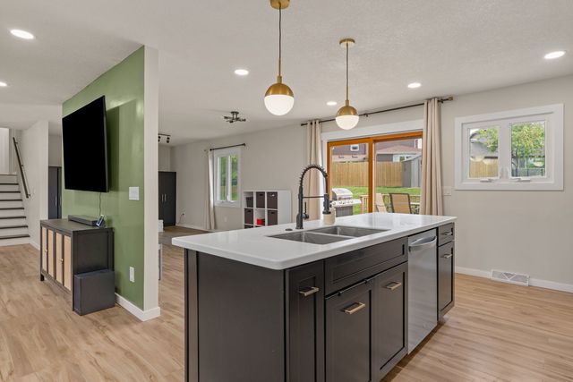 1640 Queens Drive, Bettendorf, IA 52722