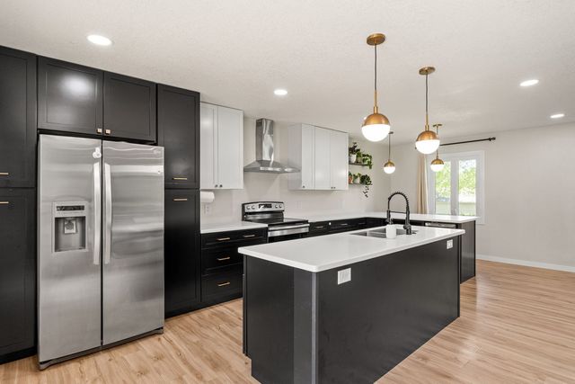 1640 Queens Drive, Bettendorf, IA 52722