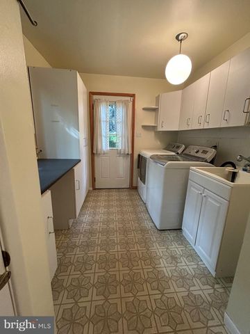 26 MCILVAIN DR, Downingtown, PA 19335