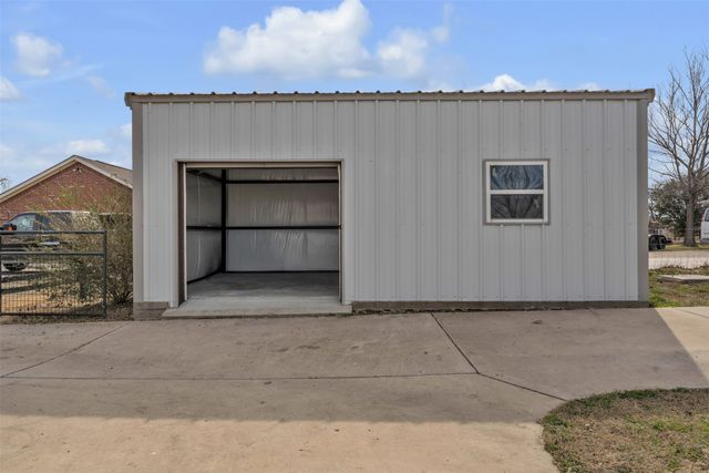 10800 Hunter Drive, Justin, TX 76247