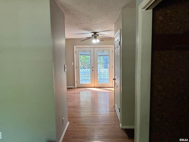 744 Cardinal Rd Road, Carbondale, IL 62901