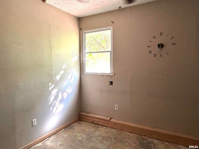 744 Cardinal Rd Road, Carbondale, IL 62901