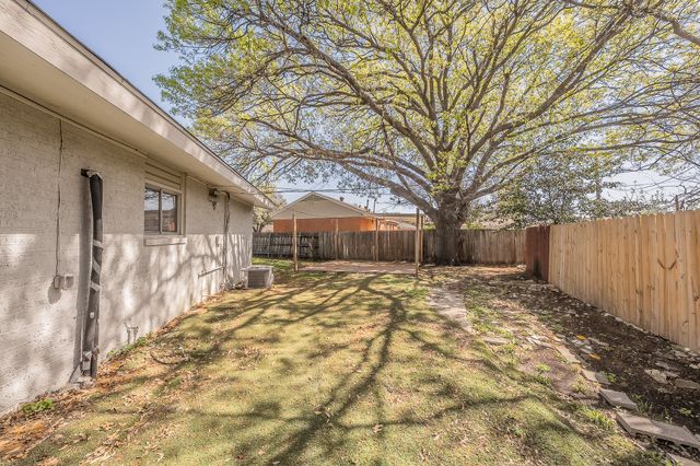 2204 Dunloe Avenue, Dallas, TX 75228