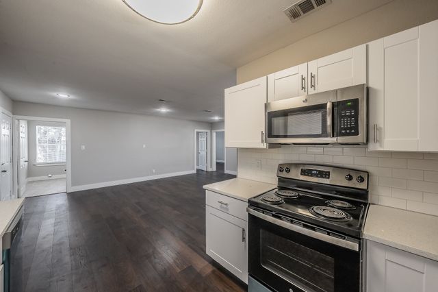 2204 Dunloe Avenue, Dallas, TX 75228