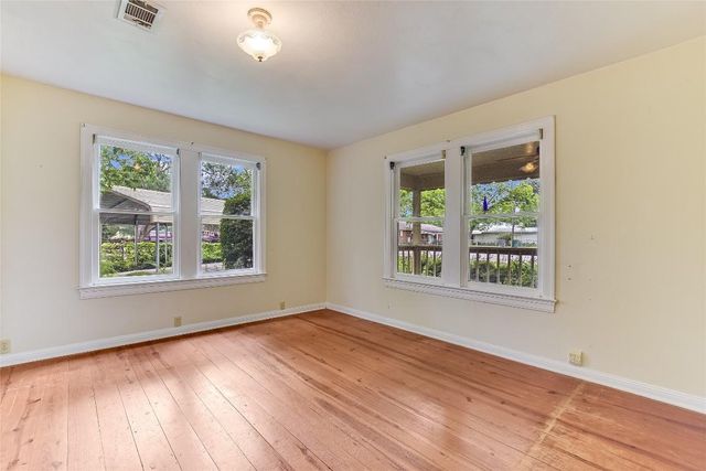 503 Colorado ST, Smithville, TX 78957