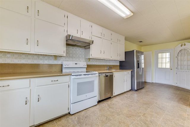 503 Colorado ST, Smithville, TX 78957