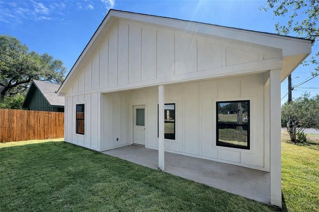 600 Fir LN, Cottonwood Shores, TX 78657