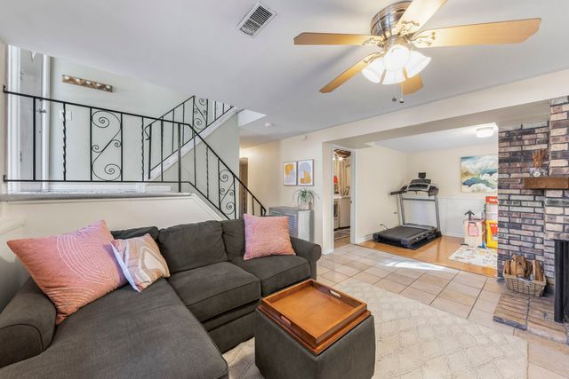 1315 Underwood Terrace, Wheaton, IL 60189