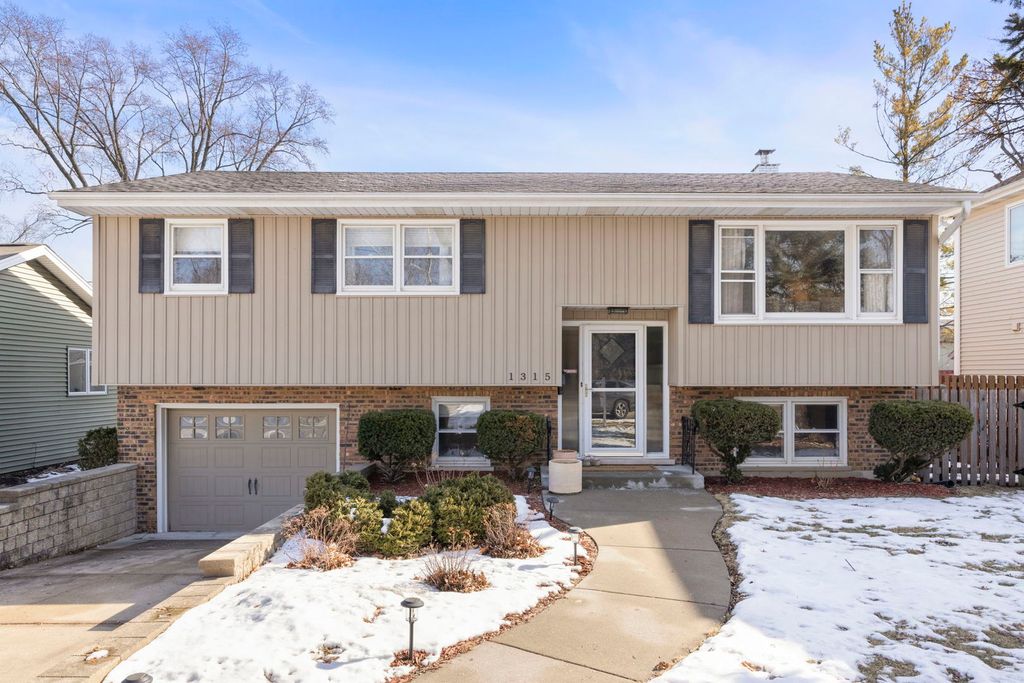 1315 Underwood Terrace, Wheaton, IL 60189