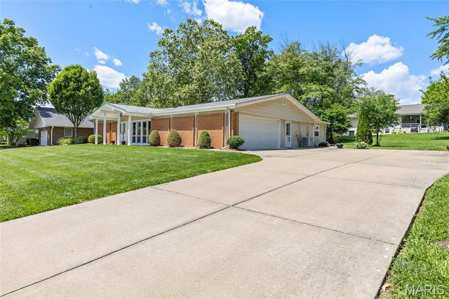 32 Normandy Drive, Lake St Louis, MO 63367