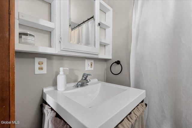 1221 Vinewood Avenue, Rotterdam, NY 12306