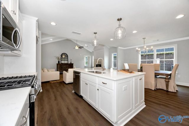 9516 Hampton Oak Drive SE, Owens Cross Roads, AL 35763