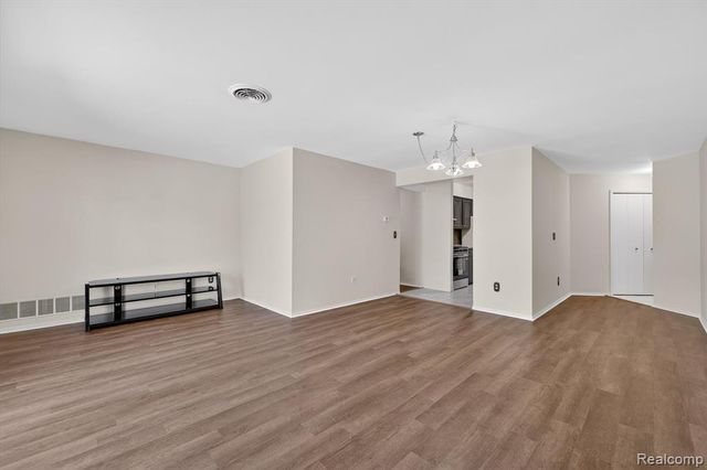 29900 N Grand Oaks Drive 29, Warren, MI 48092