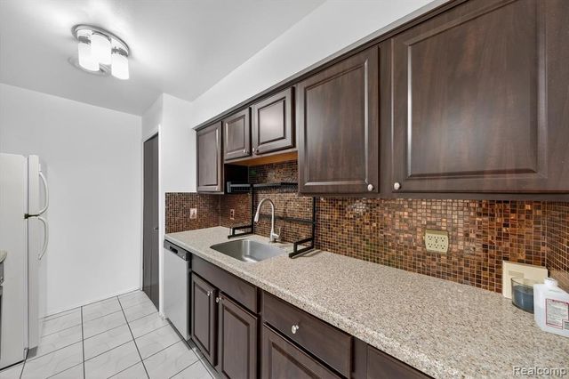 29900 N Grand Oaks Drive 29, Warren, MI 48092