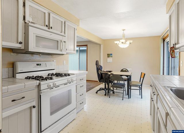 4515 Lark Ct NE, Salem, OR 97301