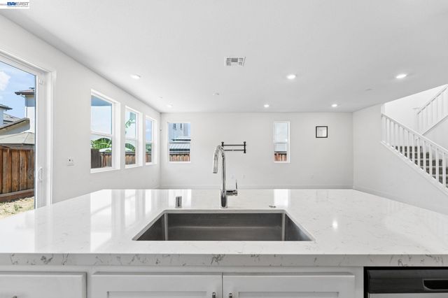 2107 Daimler St, Lathrop, CA 95330