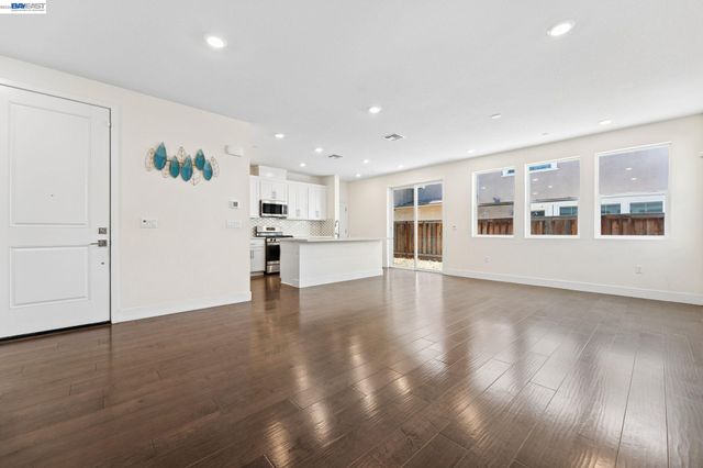 2107 Daimler St, Lathrop, CA 95330