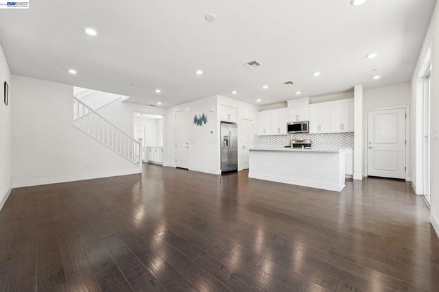 2107 Daimler St, Lathrop, CA 95330