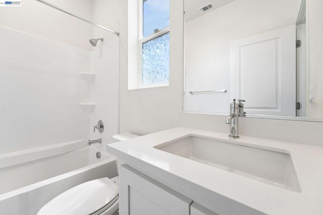 2107 Daimler St, Lathrop, CA 95330