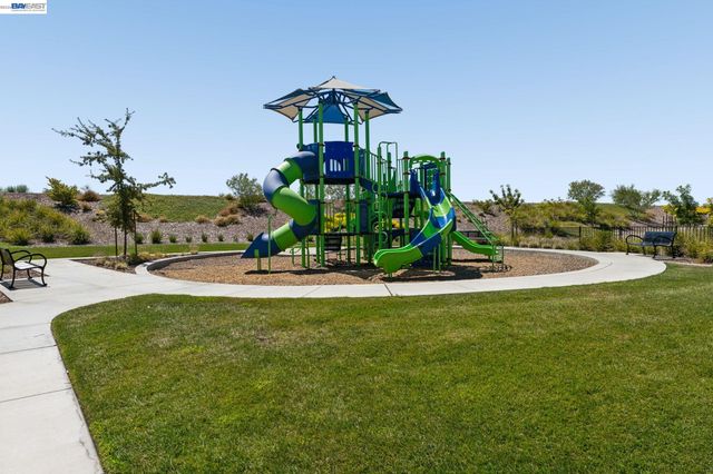 2107 Daimler St, Lathrop, CA 95330