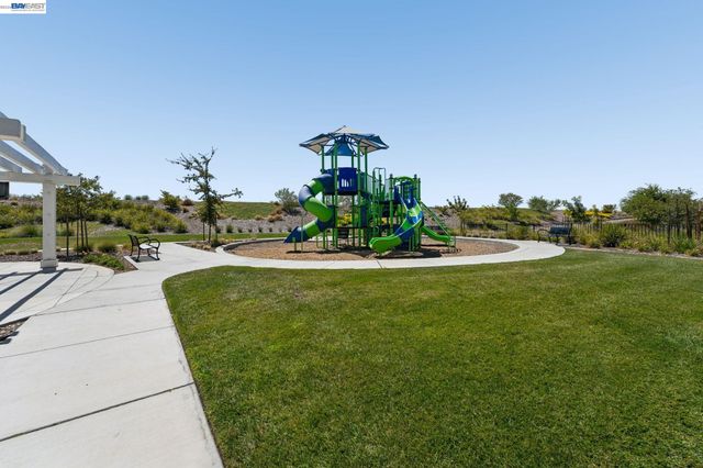 2107 Daimler St, Lathrop, CA 95330