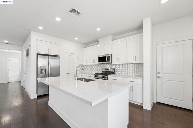 2107 Daimler St, Lathrop, CA 95330