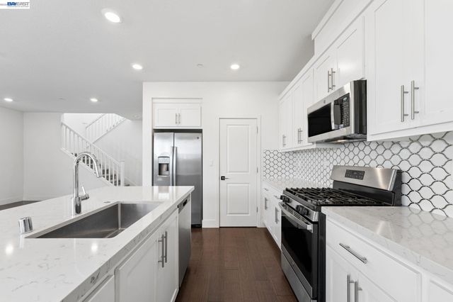 2107 Daimler St, Lathrop, CA 95330