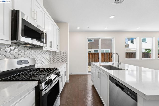 2107 Daimler St, Lathrop, CA 95330