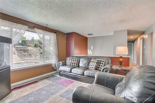 707 Alvord Avenue N, Kent, WA 98031
