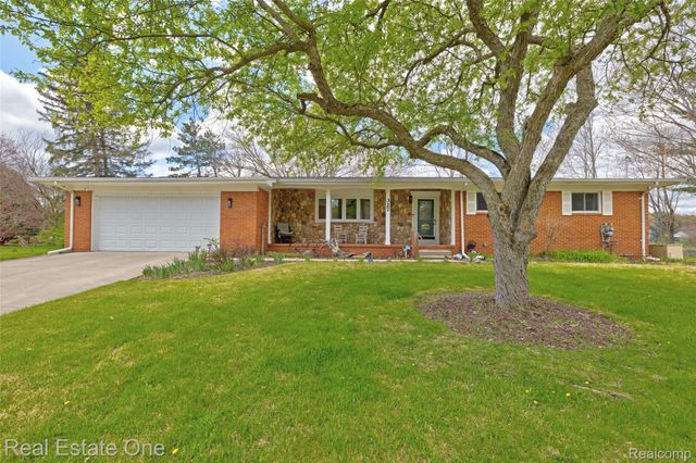 327 Coats Road, Orion Charter Township, MI 48362