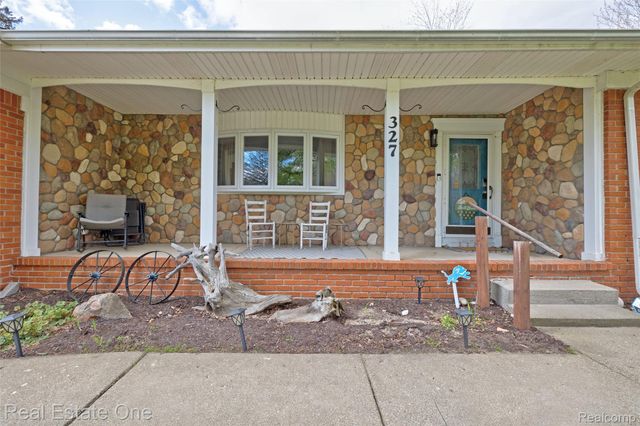 327 Coats Road, Orion Charter Township, MI 48362