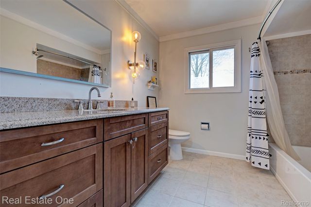 327 Coats Road, Orion Charter Township, MI 48362