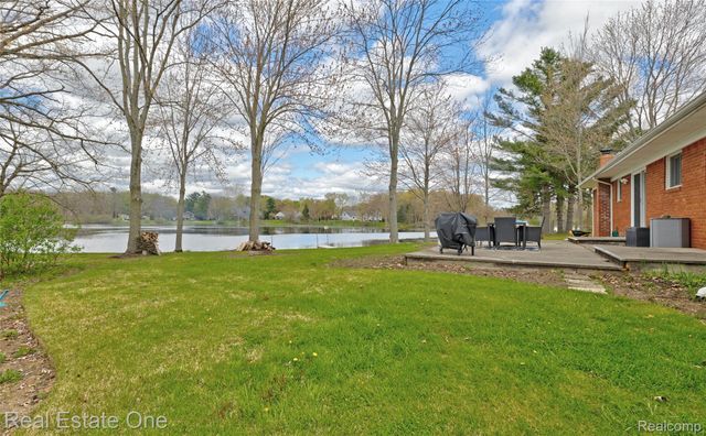 327 Coats Road, Orion Charter Township, MI 48362