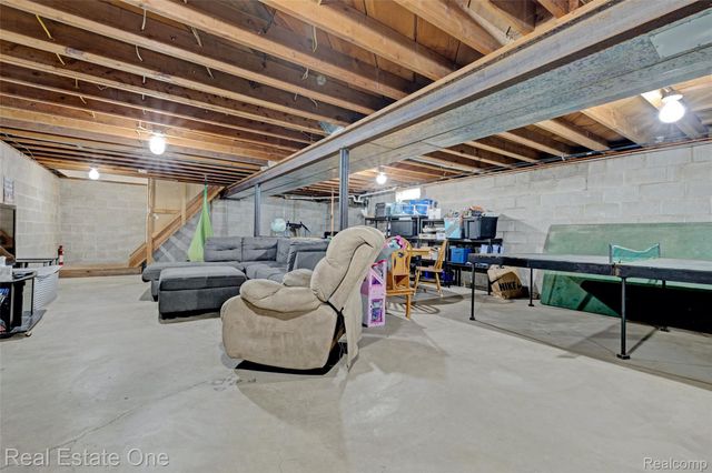 327 Coats Road, Orion Charter Township, MI 48362