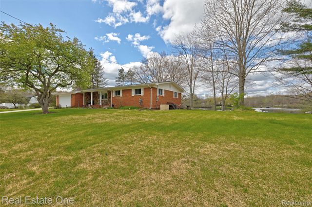 327 Coats Road, Orion Charter Township, MI 48362