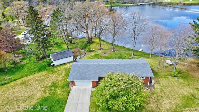 327 Coats Road, Orion Charter Township, MI 48362