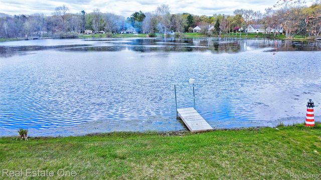 327 Coats Road, Orion Charter Township, MI 48362