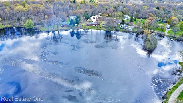 327 Coats Road, Orion Charter Township, MI 48362