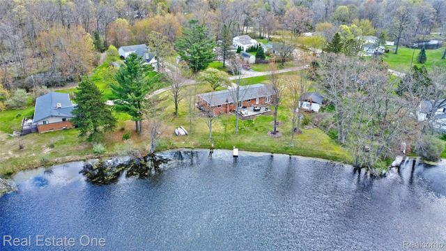 327 Coats Road, Orion Charter Township, MI 48362